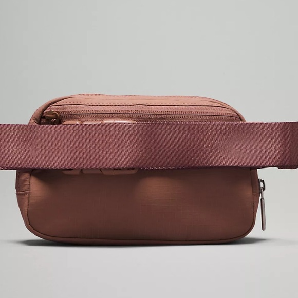Lululemon Everywhere Belt Bag 1L. BNWT - Picture 4 of 7